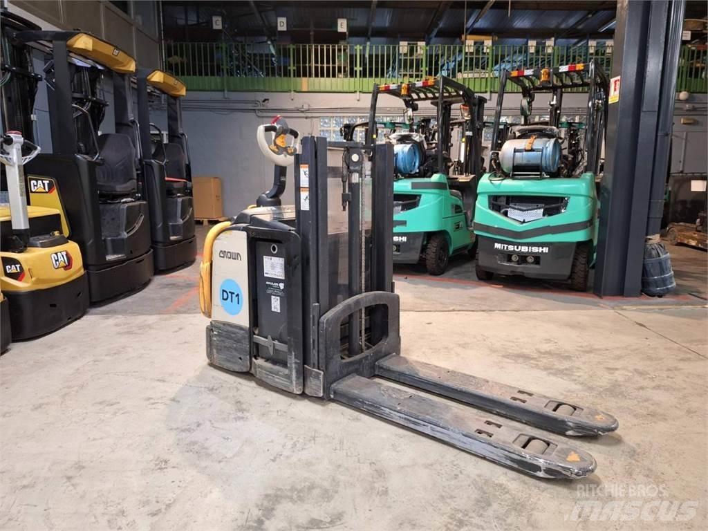Crown DT3040 Ajettavat pinoamisvaunut