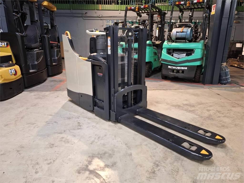 Crown DT3040 Ajettavat pinoamisvaunut