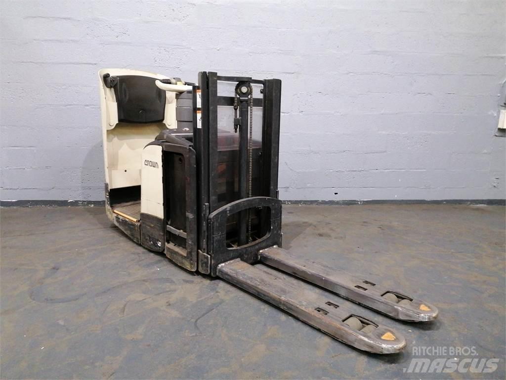 Crown DT3040 Ajettavat pinoamisvaunut
