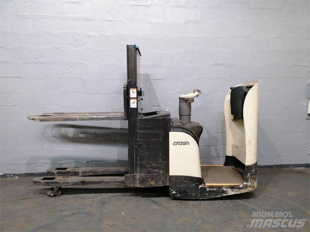 Crown DT3040 Ajettavat pinoamisvaunut