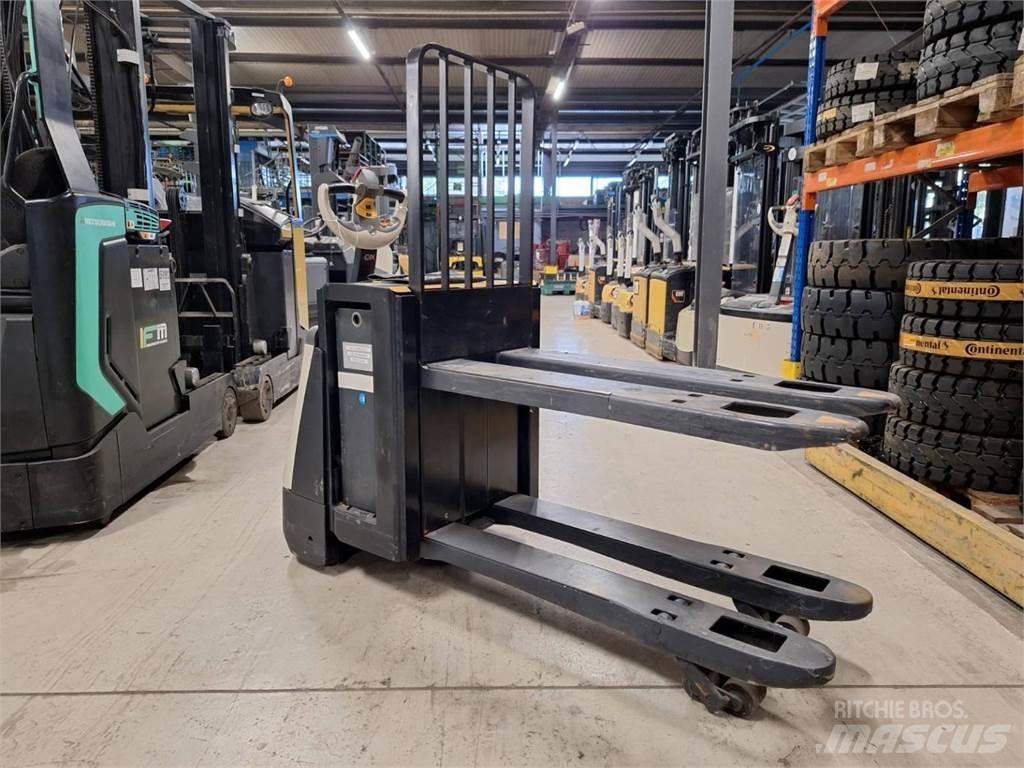 Crown WP3080 Käyden ajettavat pinoamistrukit