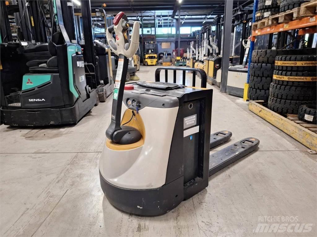 Crown WP3080 Käyden ajettavat pinoamistrukit