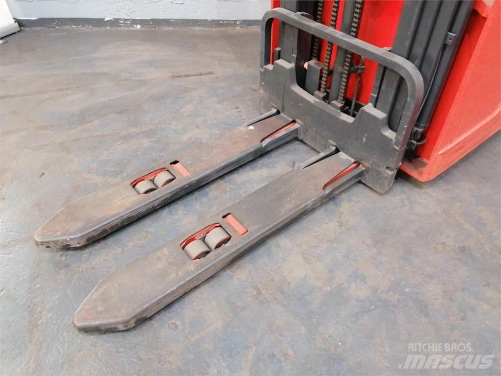Fenwick L12 Ajettavat pinoamisvaunut