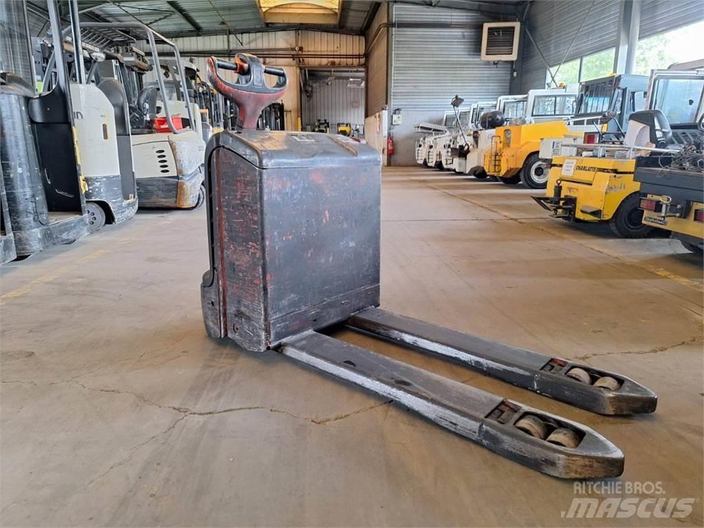 Fenwick T18 Käyden ajettavat pinoamistrukit