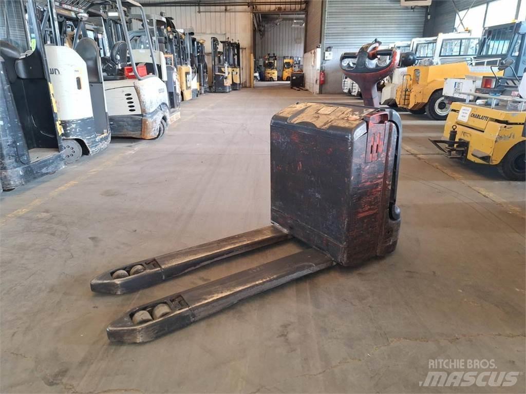 Fenwick T18 Käyden ajettavat pinoamistrukit