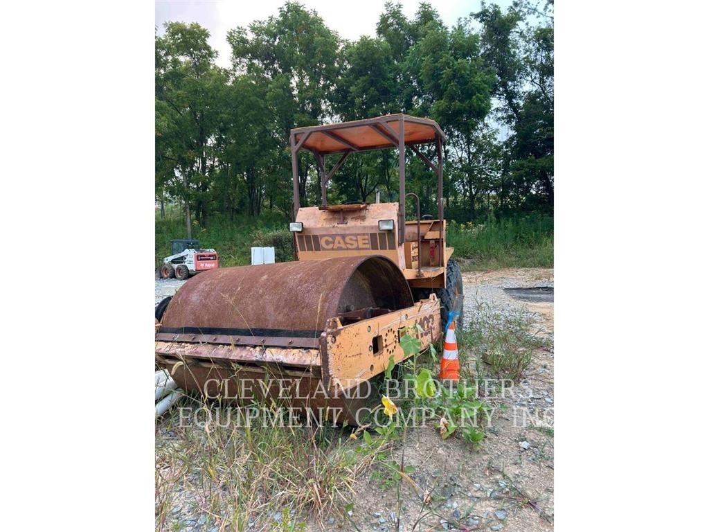 CASE W1102 Yksivalssijyrät