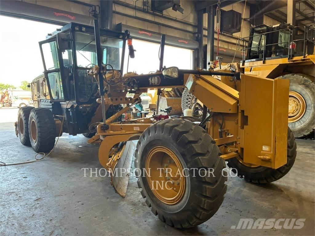 CAT 140 Tiehöylät