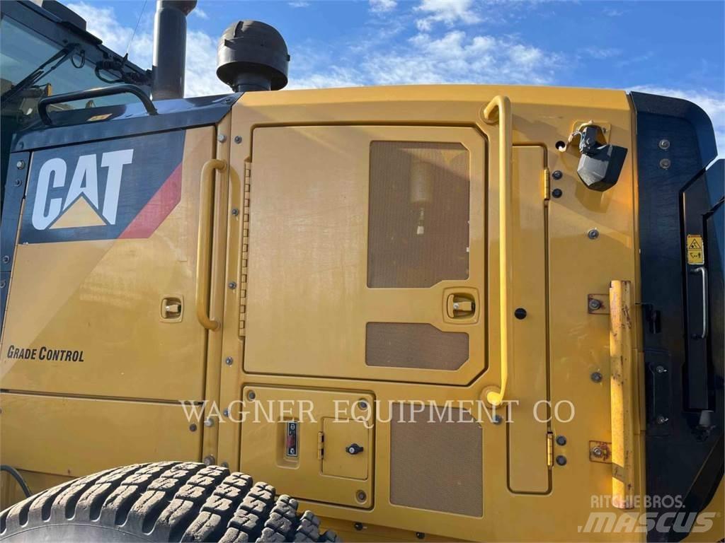 CAT 140M3 AWD Tiehöylät