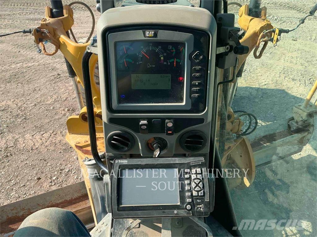 CAT 140M3AWD Tiehöylät