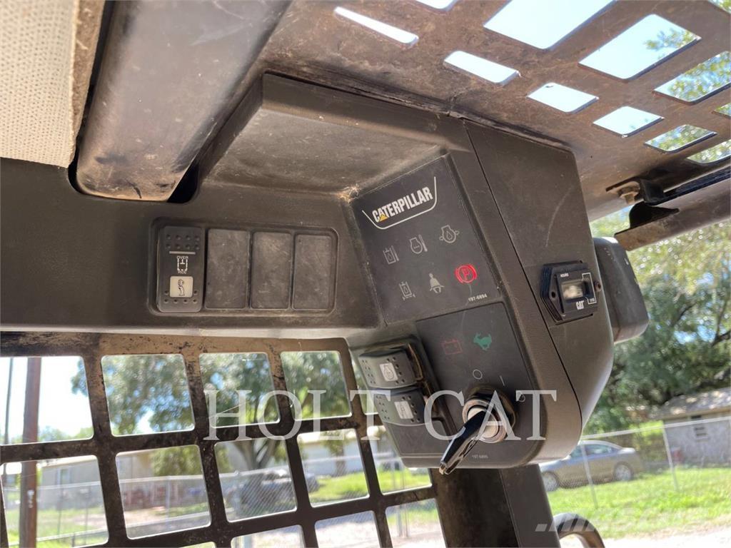 CAT 216 Liukuohjatut kuormaajat