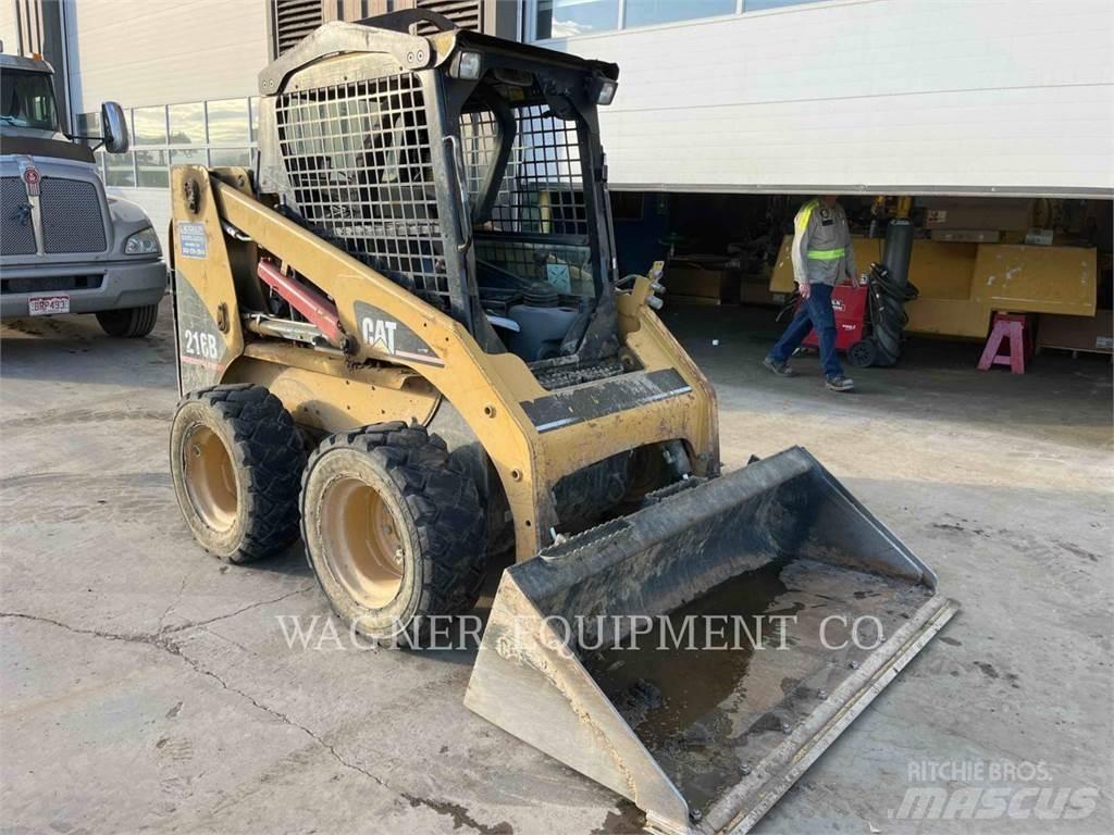 CAT 216B Liukuohjatut kuormaajat