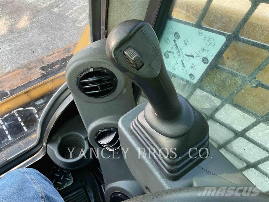 CAT 226D3 Liukuohjatut kuormaajat