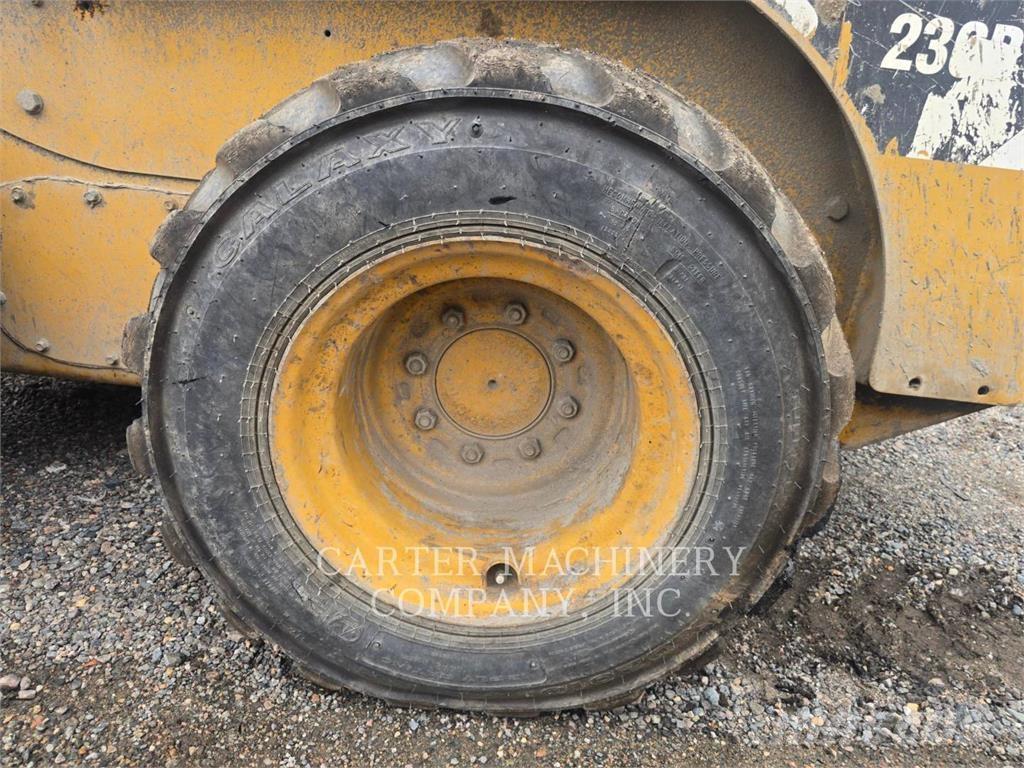 CAT 236 B SERIES 3 Liukuohjatut kuormaajat