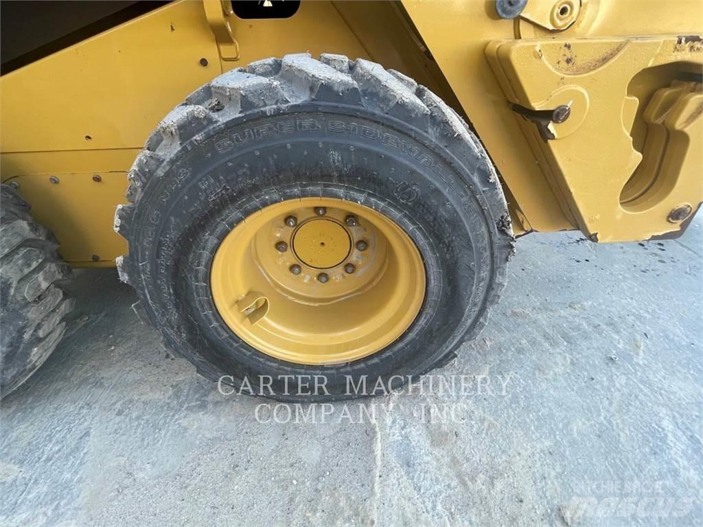 CAT 236D3 Liukuohjatut kuormaajat