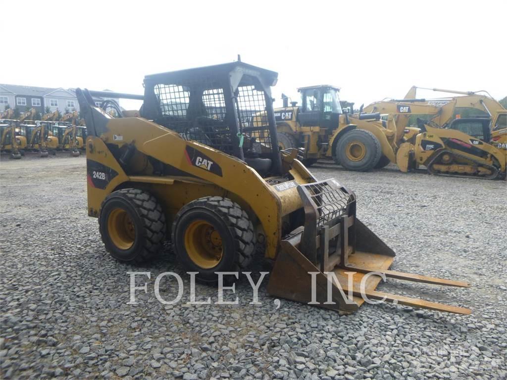 CAT 242B3 Liukuohjatut kuormaajat