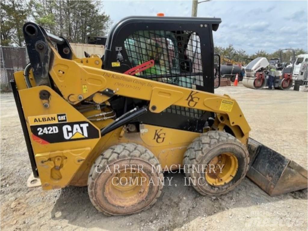 CAT 242D Liukuohjatut kuormaajat