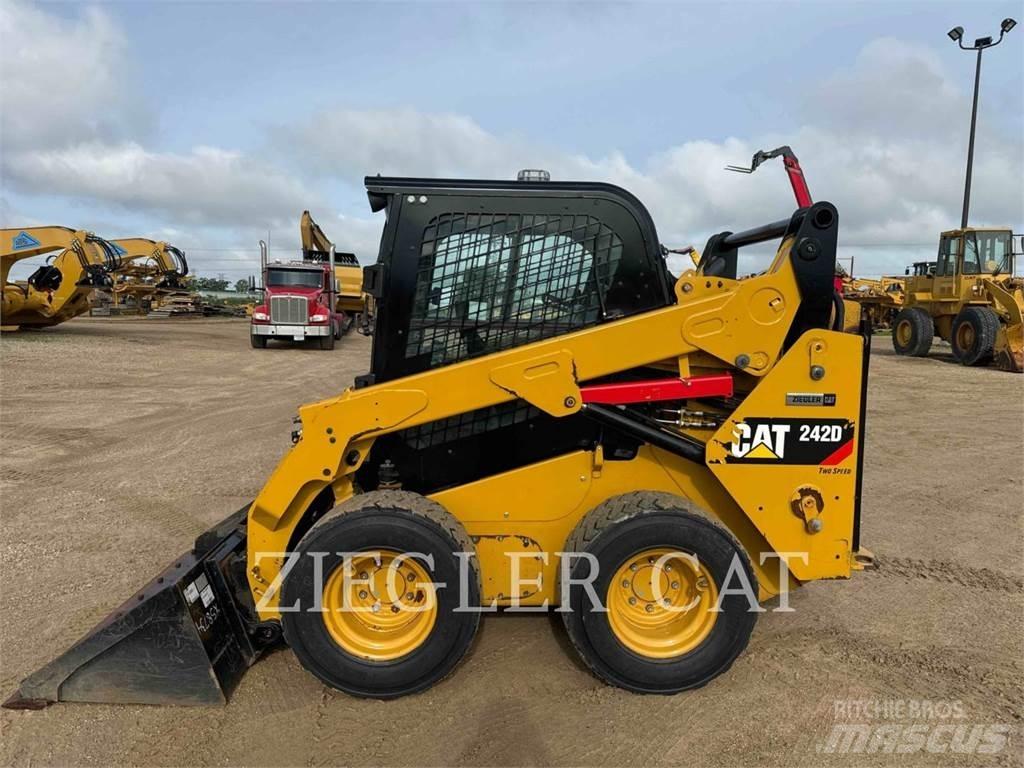 CAT 242D Liukuohjatut kuormaajat