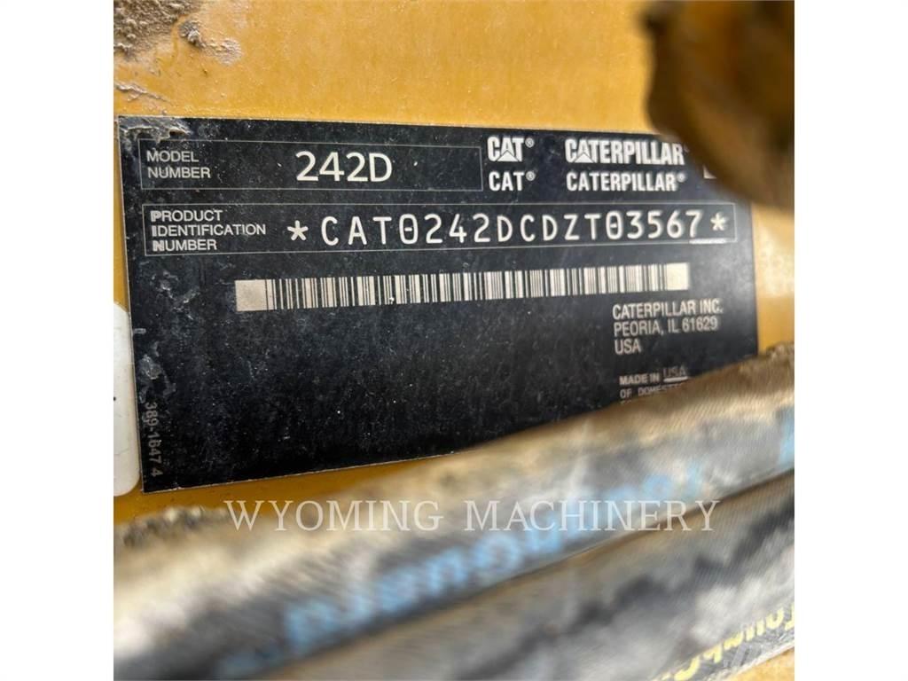 CAT 242D Liukuohjatut kuormaajat