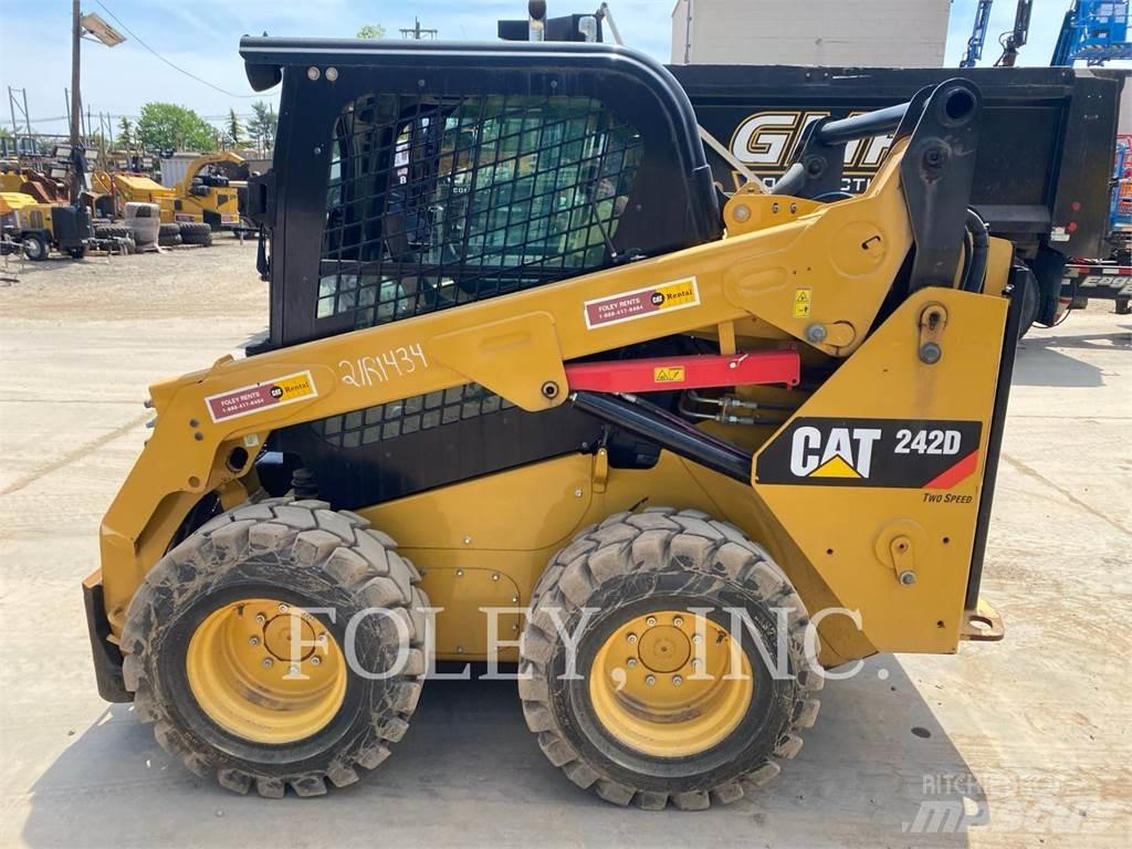CAT 242D Liukuohjatut kuormaajat