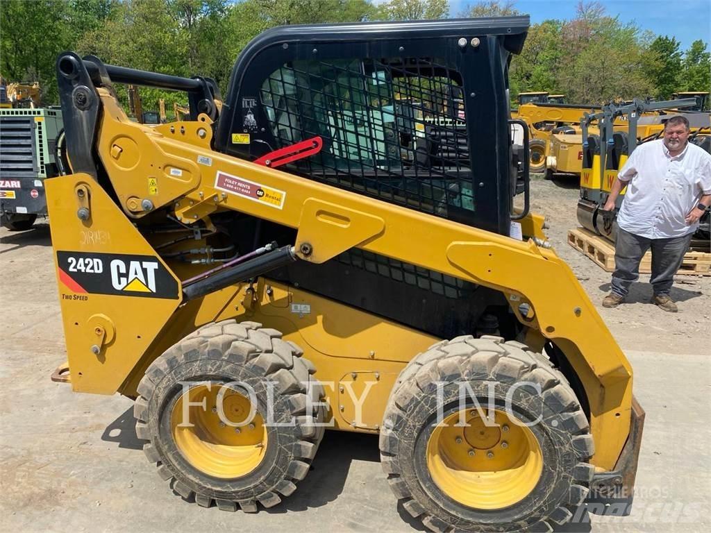 CAT 242D Liukuohjatut kuormaajat