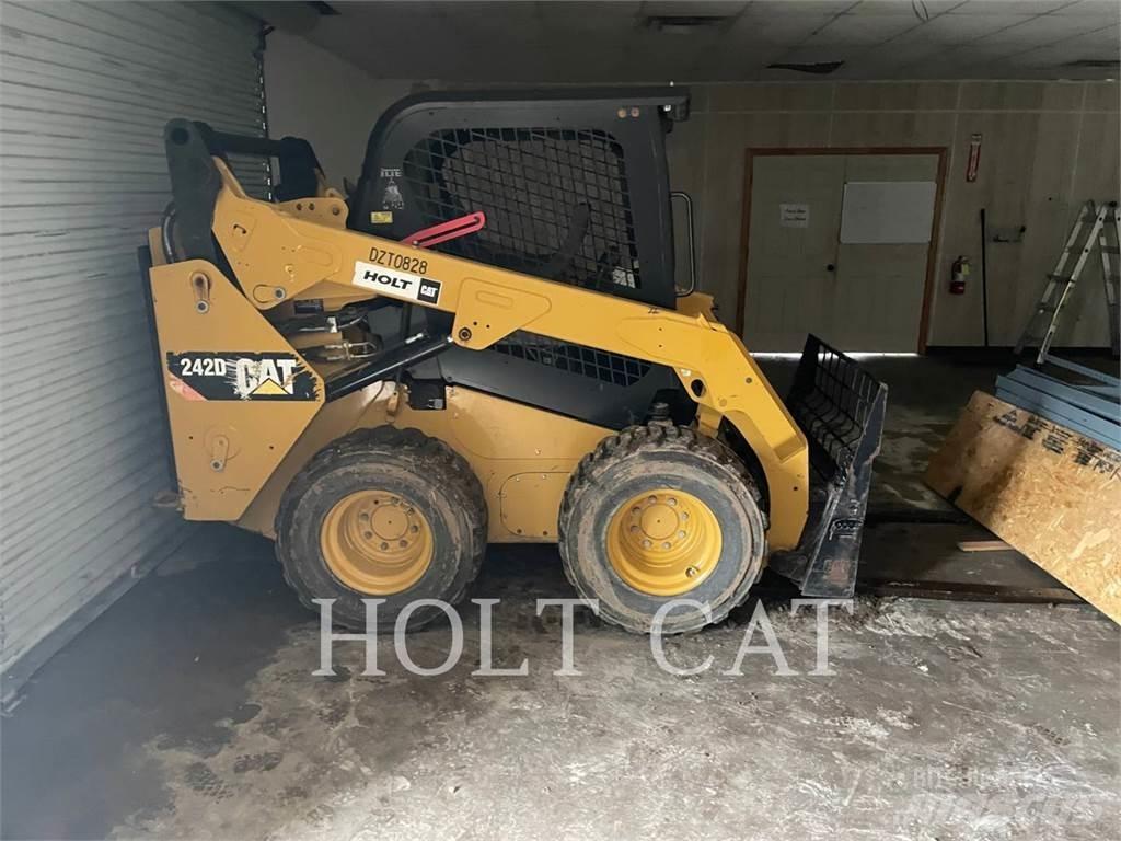 CAT 242D Liukuohjatut kuormaajat