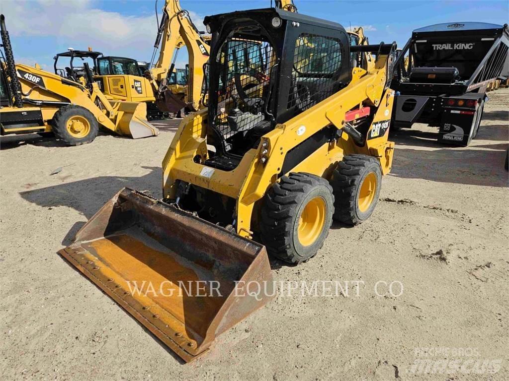 CAT 242D Liukuohjatut kuormaajat