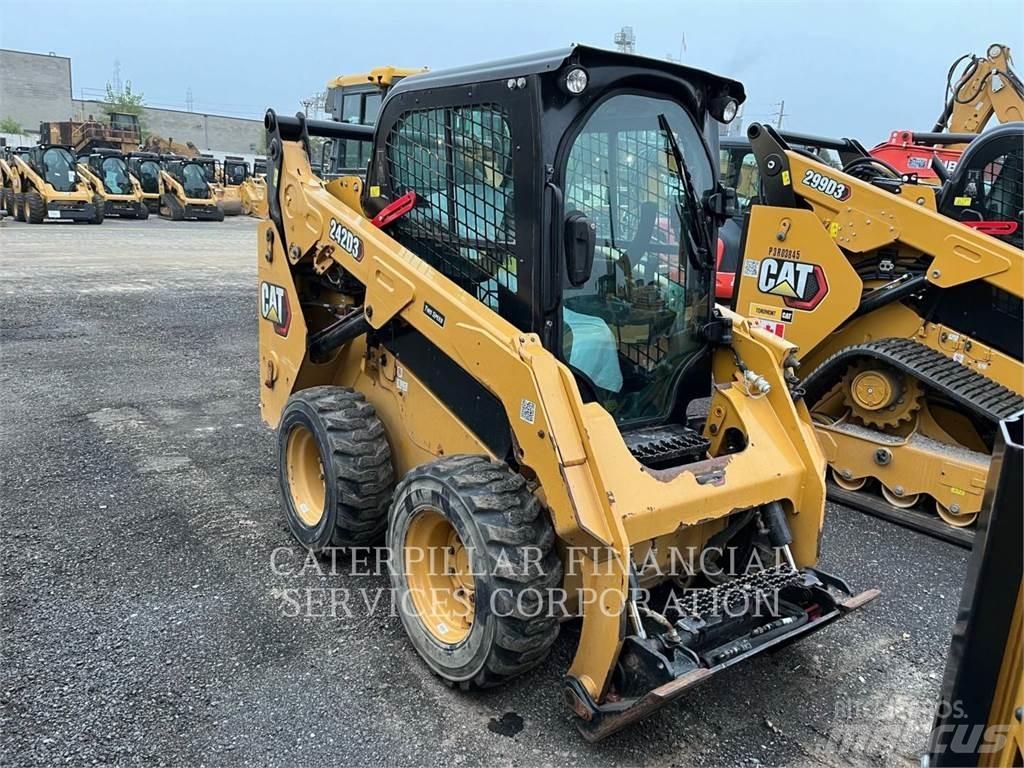 CAT 242D3 Liukuohjatut kuormaajat