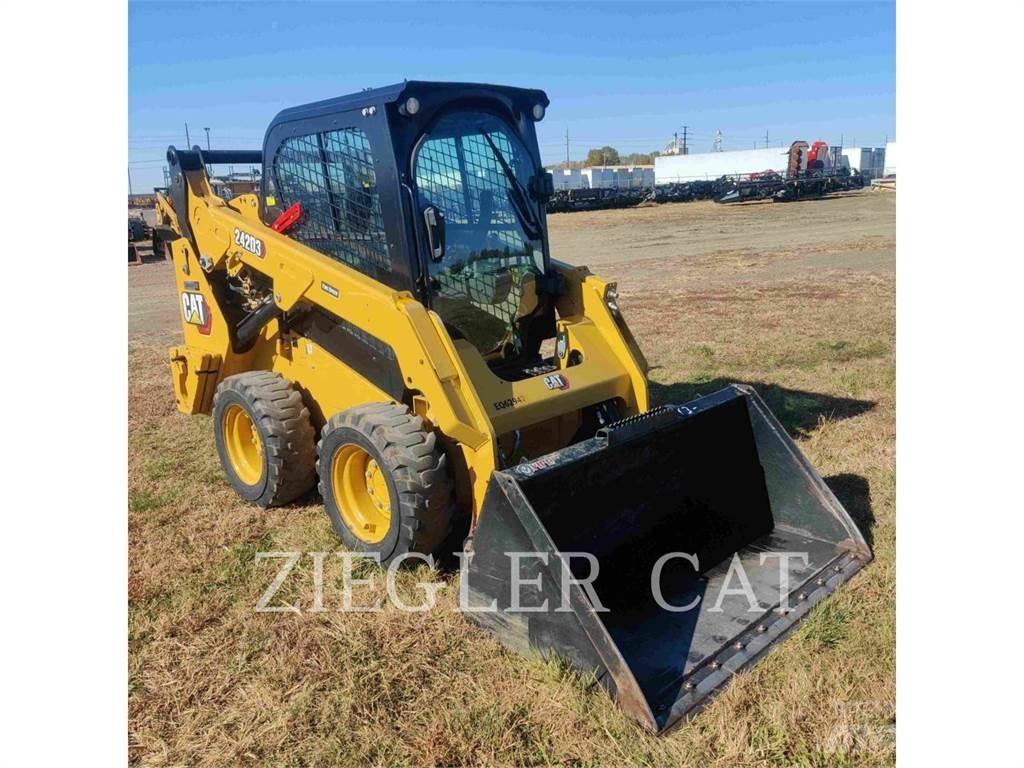 CAT 242D3 Liukuohjatut kuormaajat