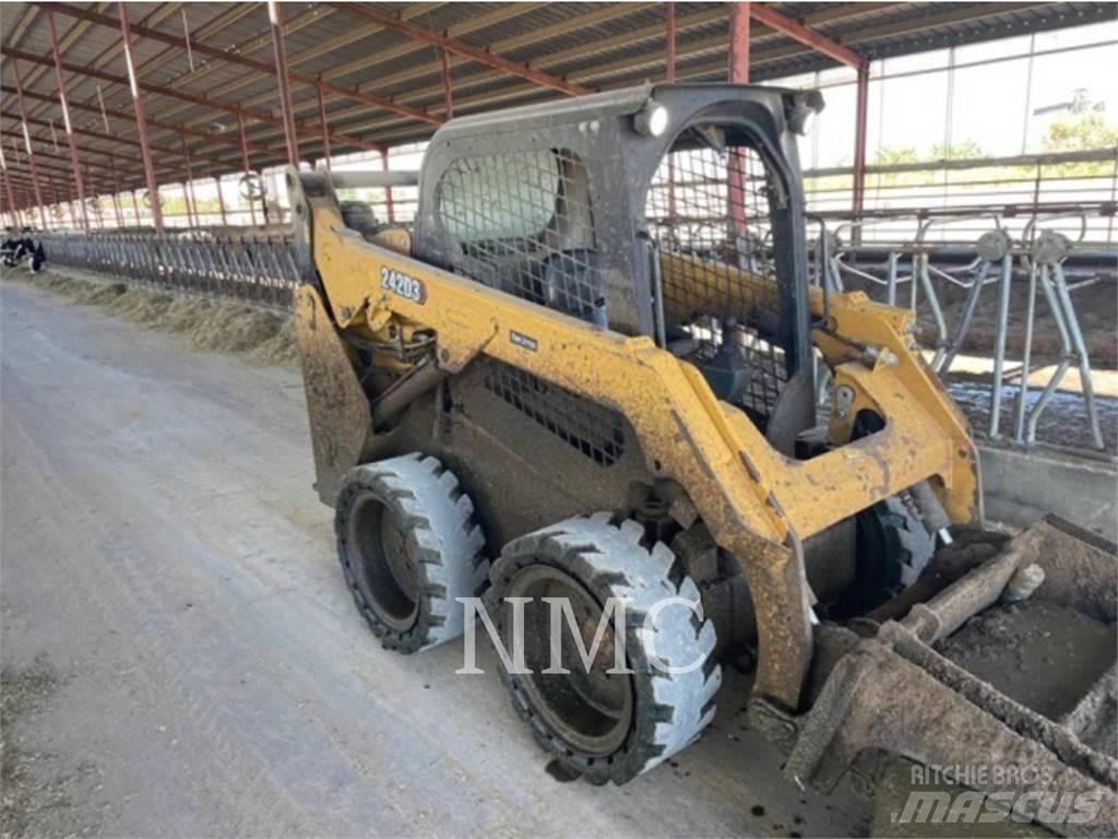 CAT 242D3 Liukuohjatut kuormaajat