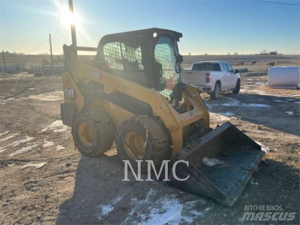 CAT 242D3 Liukuohjatut kuormaajat