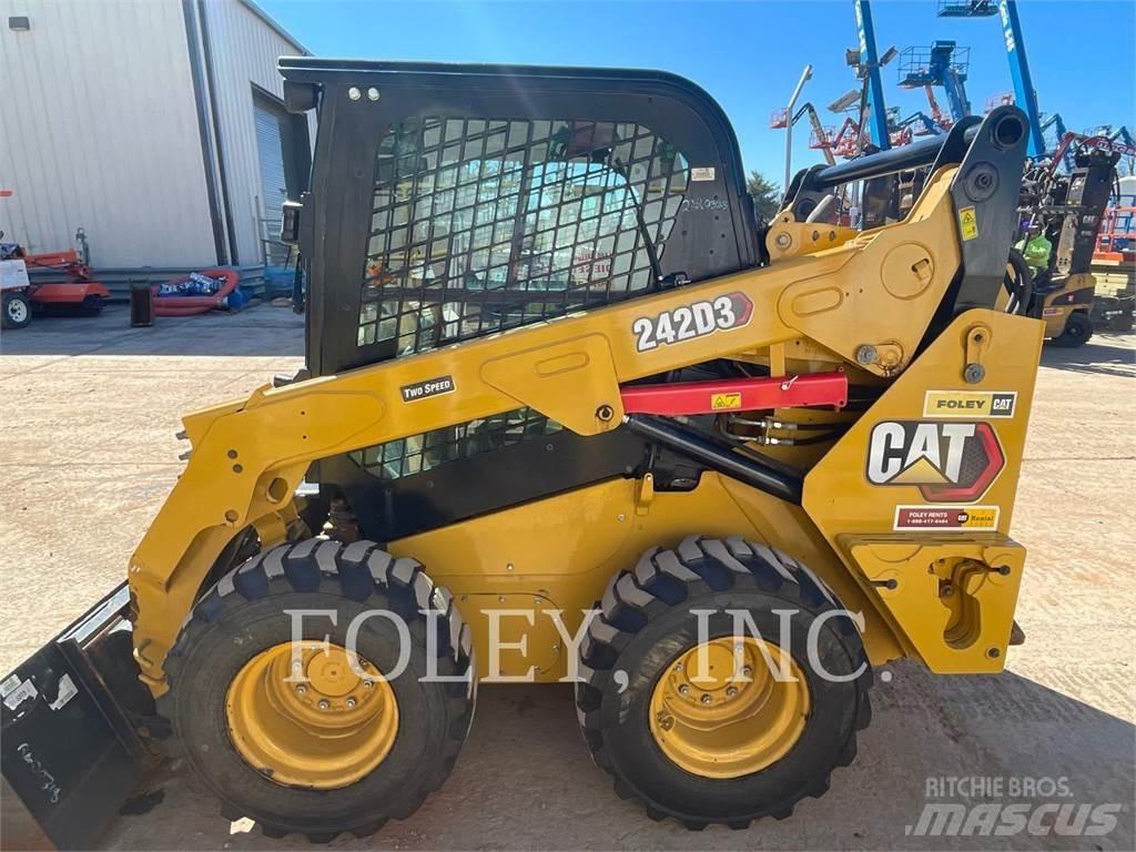 CAT 242D3 Liukuohjatut kuormaajat