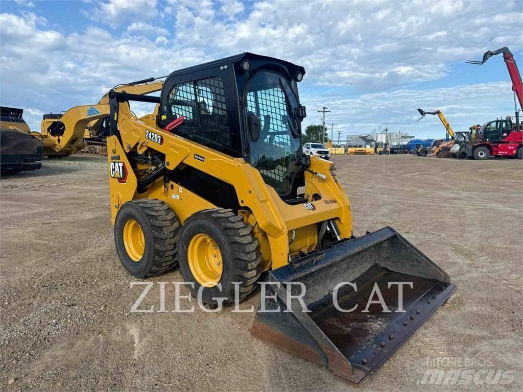 CAT 242D3 Liukuohjatut kuormaajat
