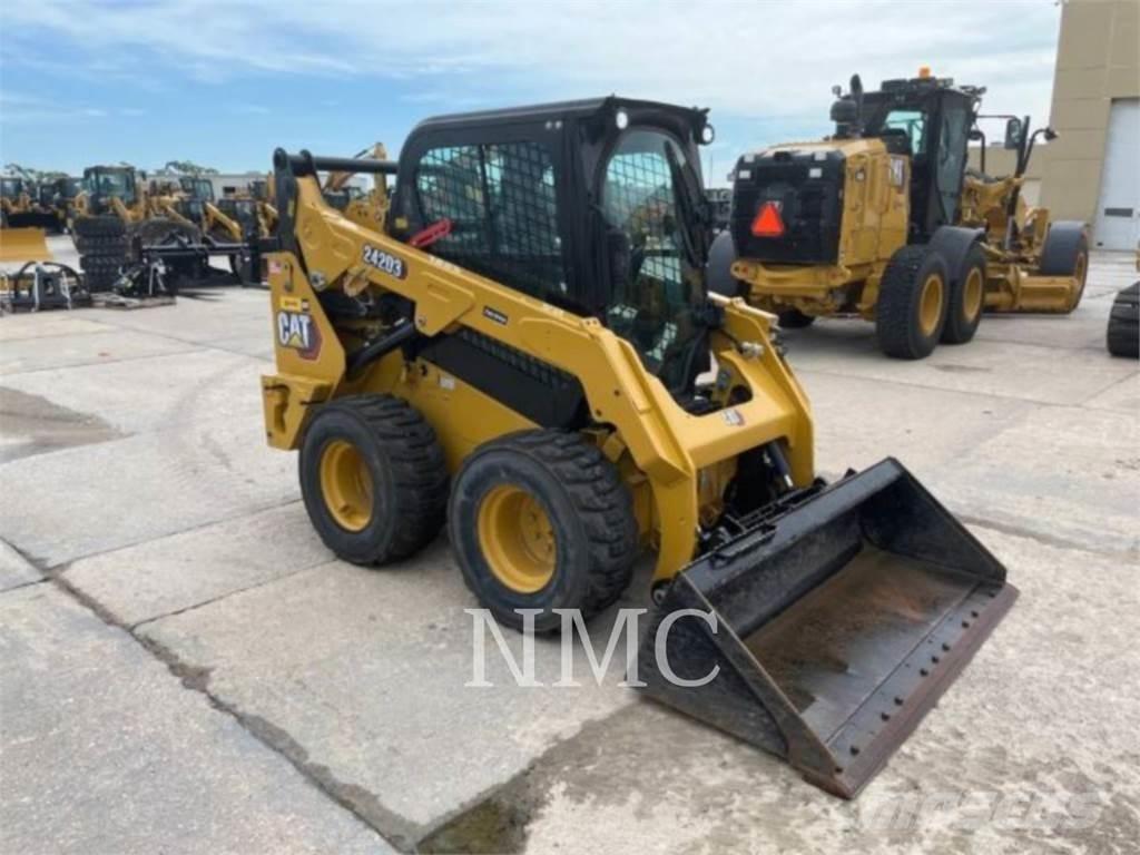 CAT 242D3 Liukuohjatut kuormaajat