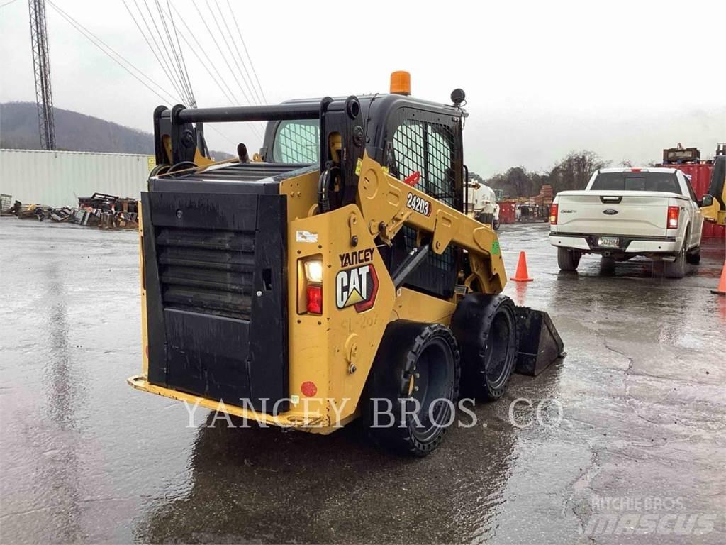 CAT 242D3 AC Liukuohjatut kuormaajat
