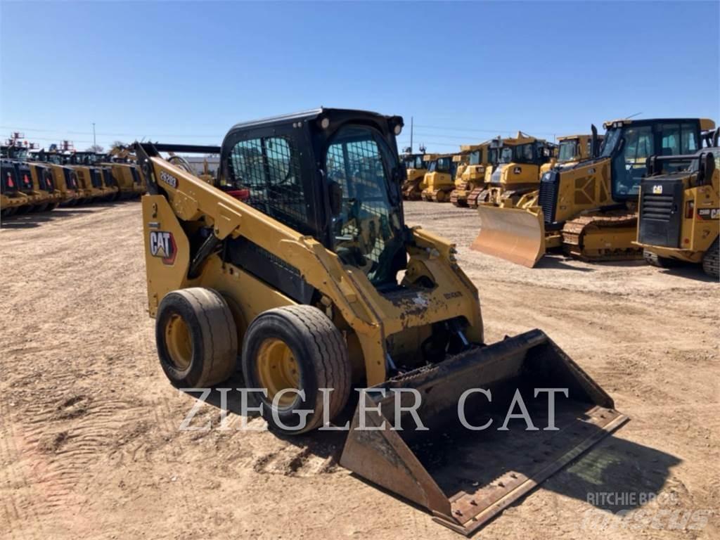 CAT 262D3 Liukuohjatut kuormaajat