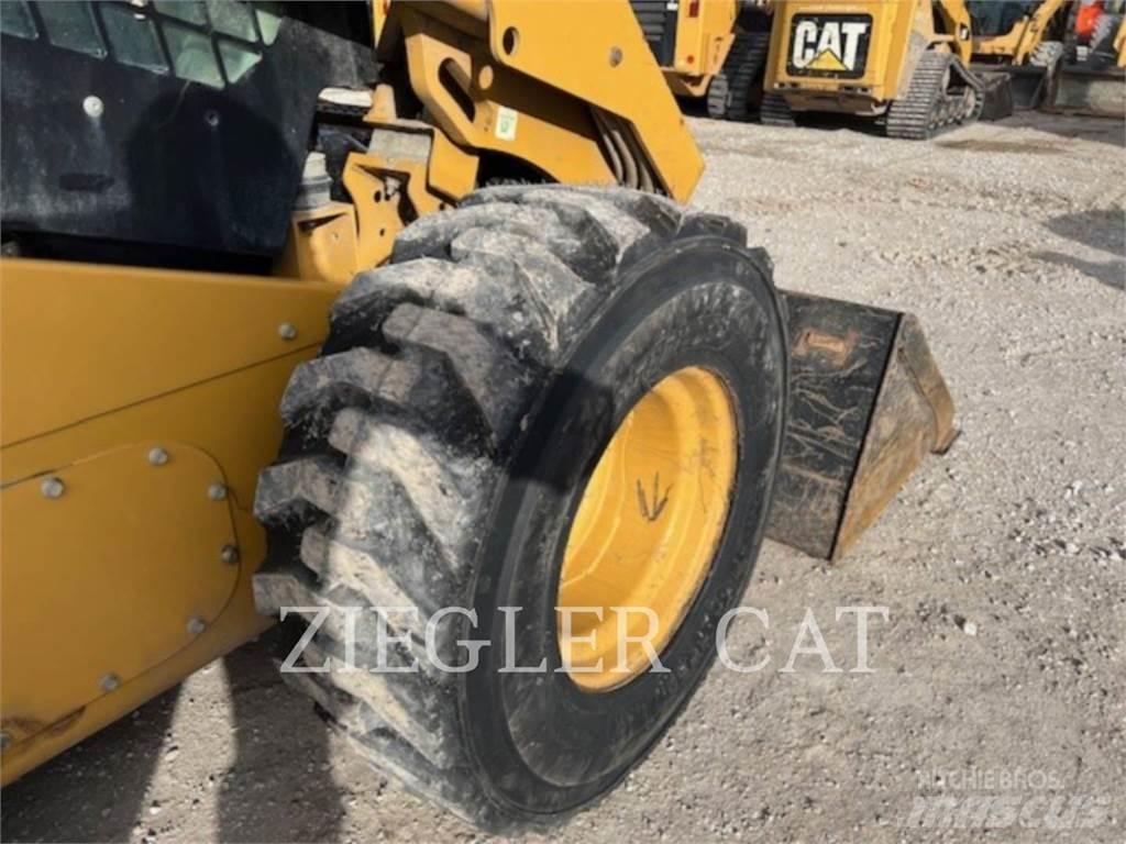 CAT 272D2 Liukuohjatut kuormaajat