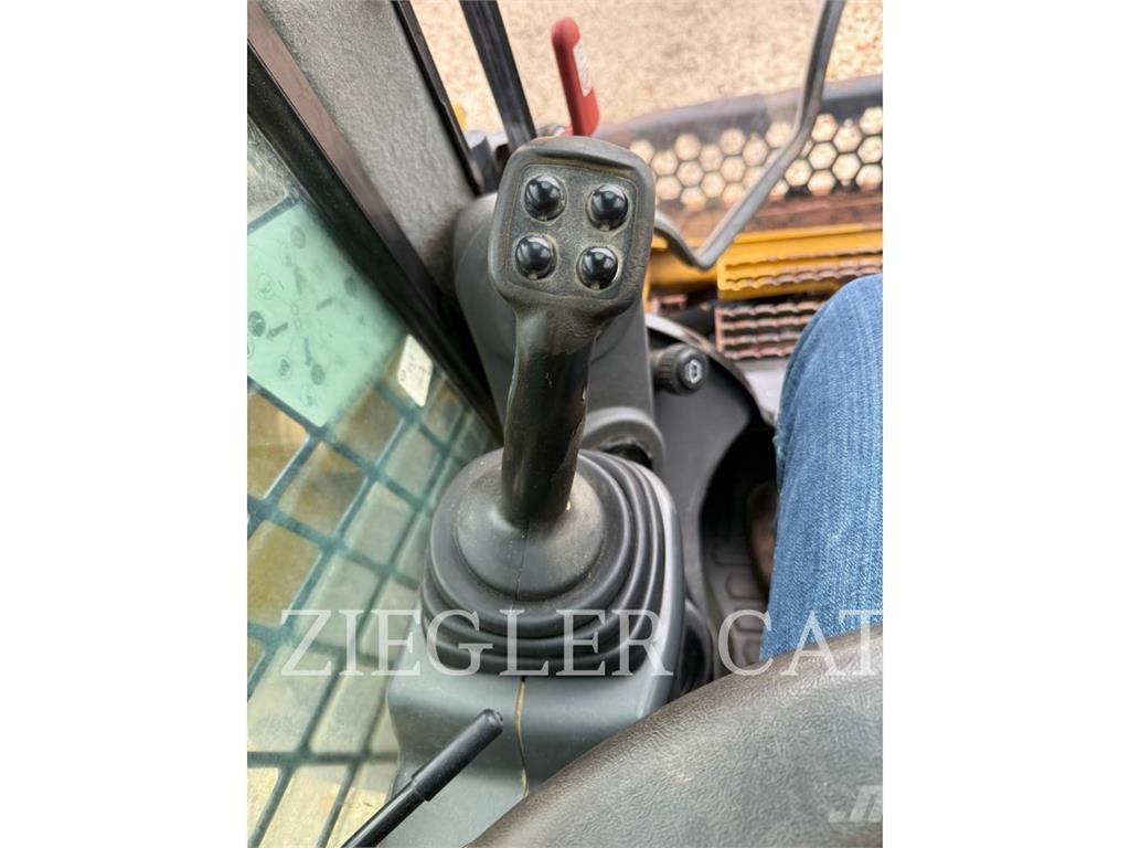 CAT 272D2 Liukuohjatut kuormaajat