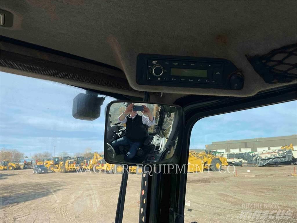 CAT 440 Kaivurikuormaajat