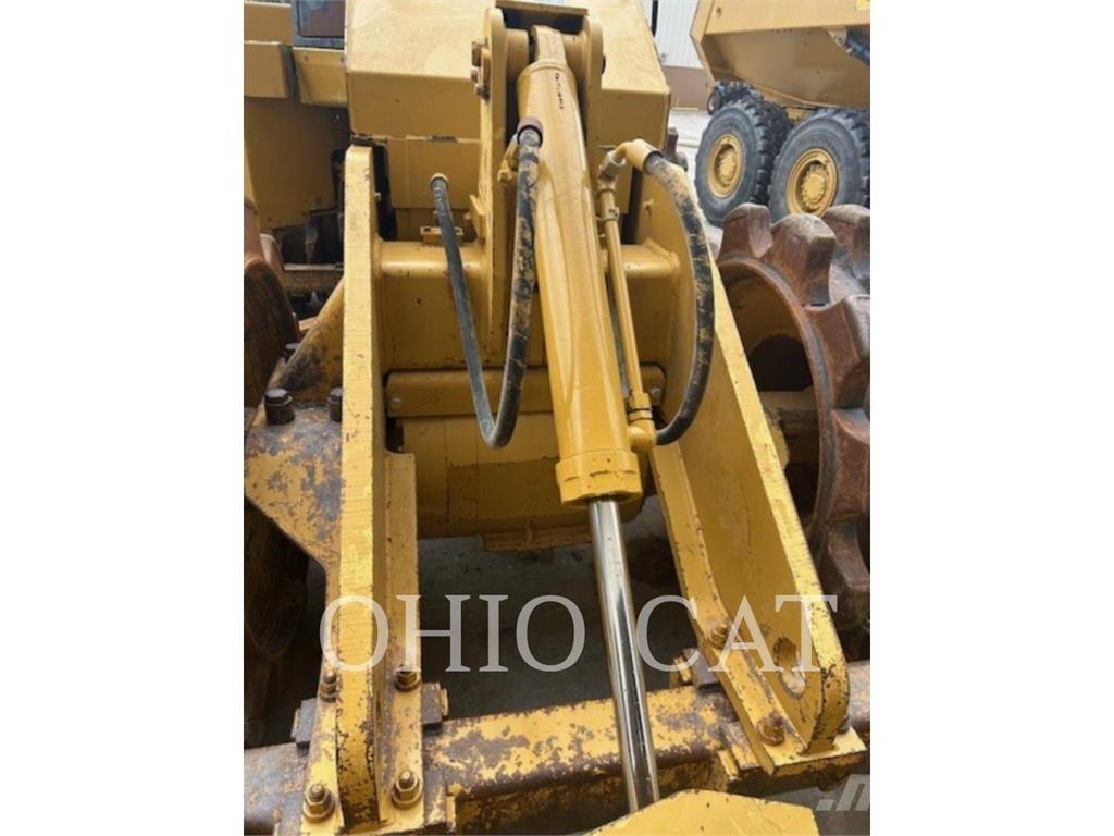 CAT 815F2 Pyöräpuskutraktori
