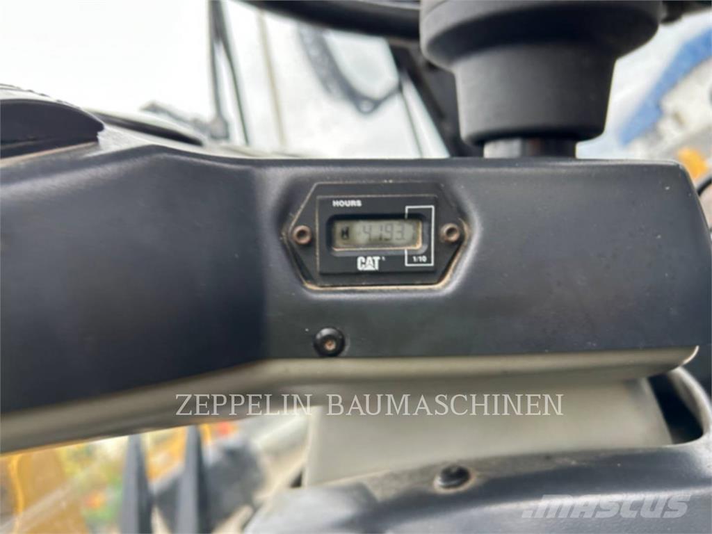 CAT 902 Pyöräkuormaajat