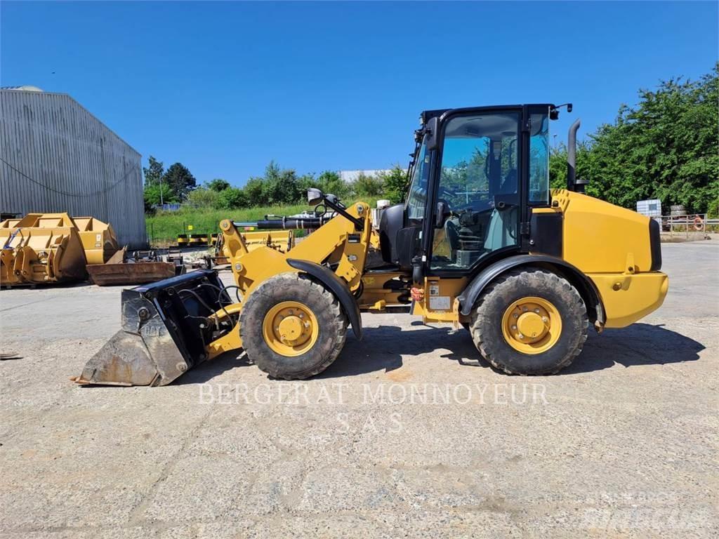 CAT 906M Pyöräkuormaajat