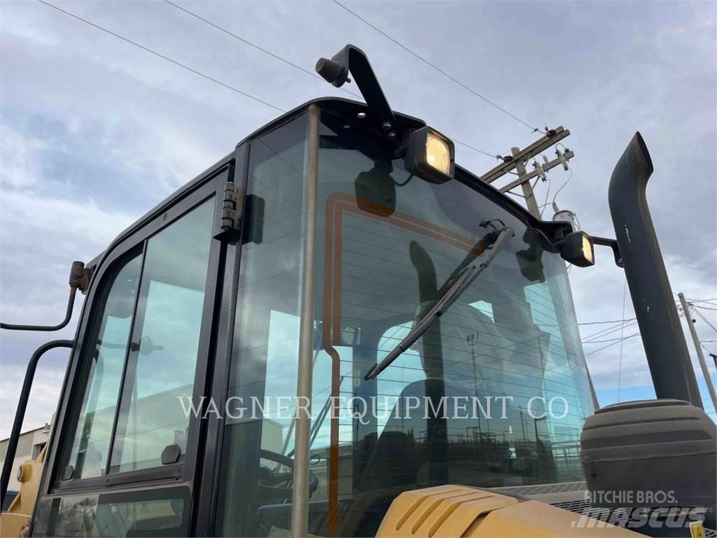 CAT 906M Pyöräkuormaajat