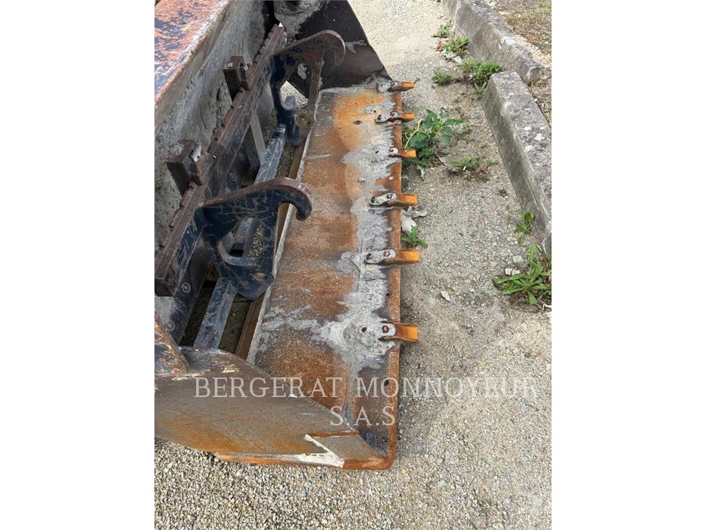 CAT 906M Pyöräkuormaajat