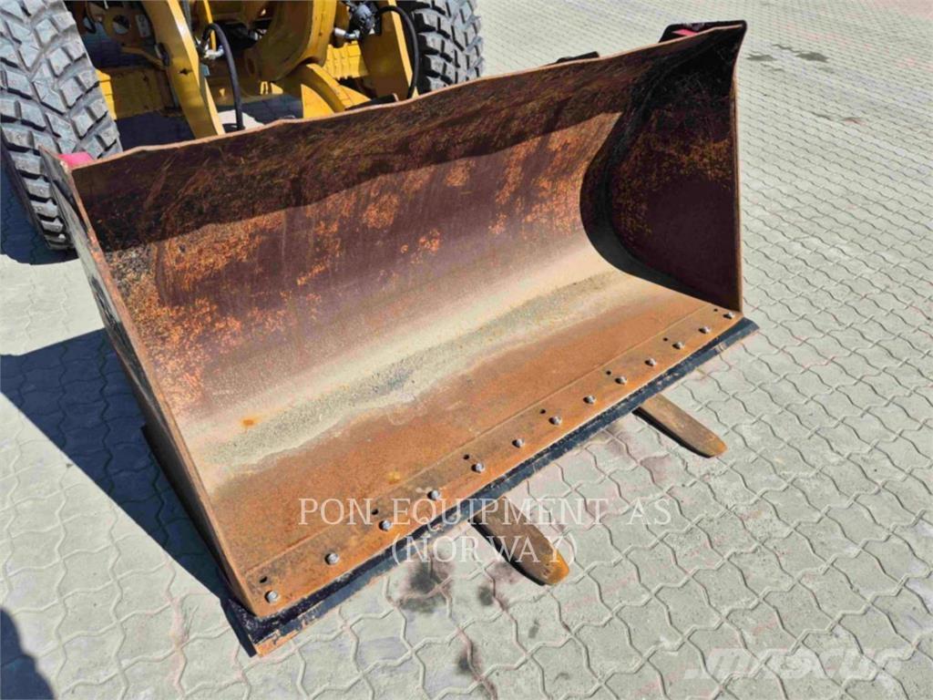 CAT 908M Pyöräkuormaajat