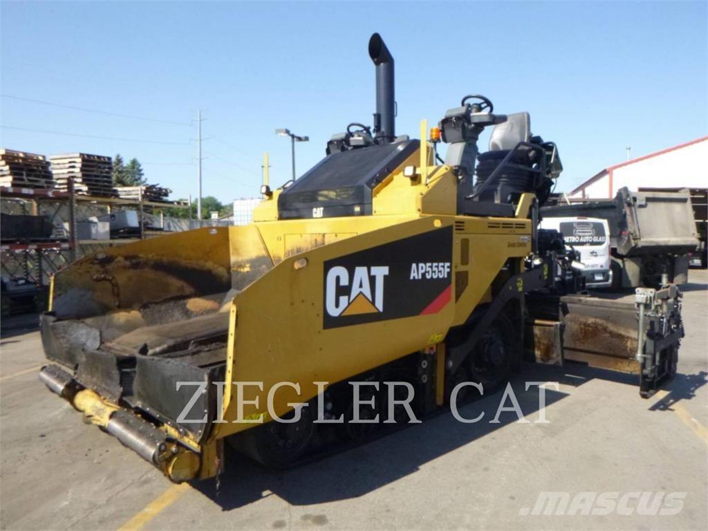 CAT AP555F Asfalttikoneet