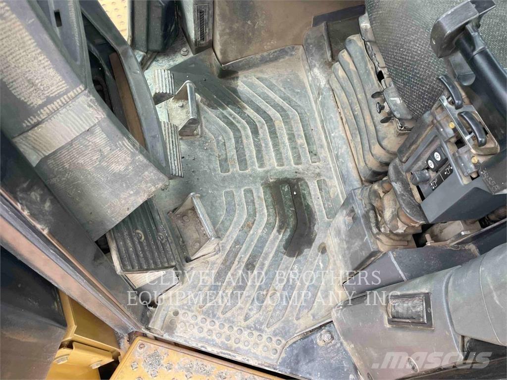 CAT D10T Telaketjupuskutraktorit