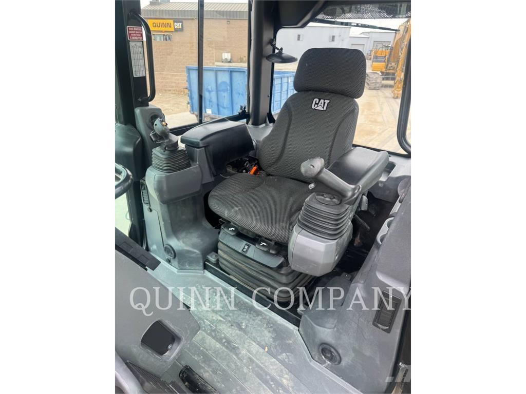 CAT D2 Kaivurikuormaajat