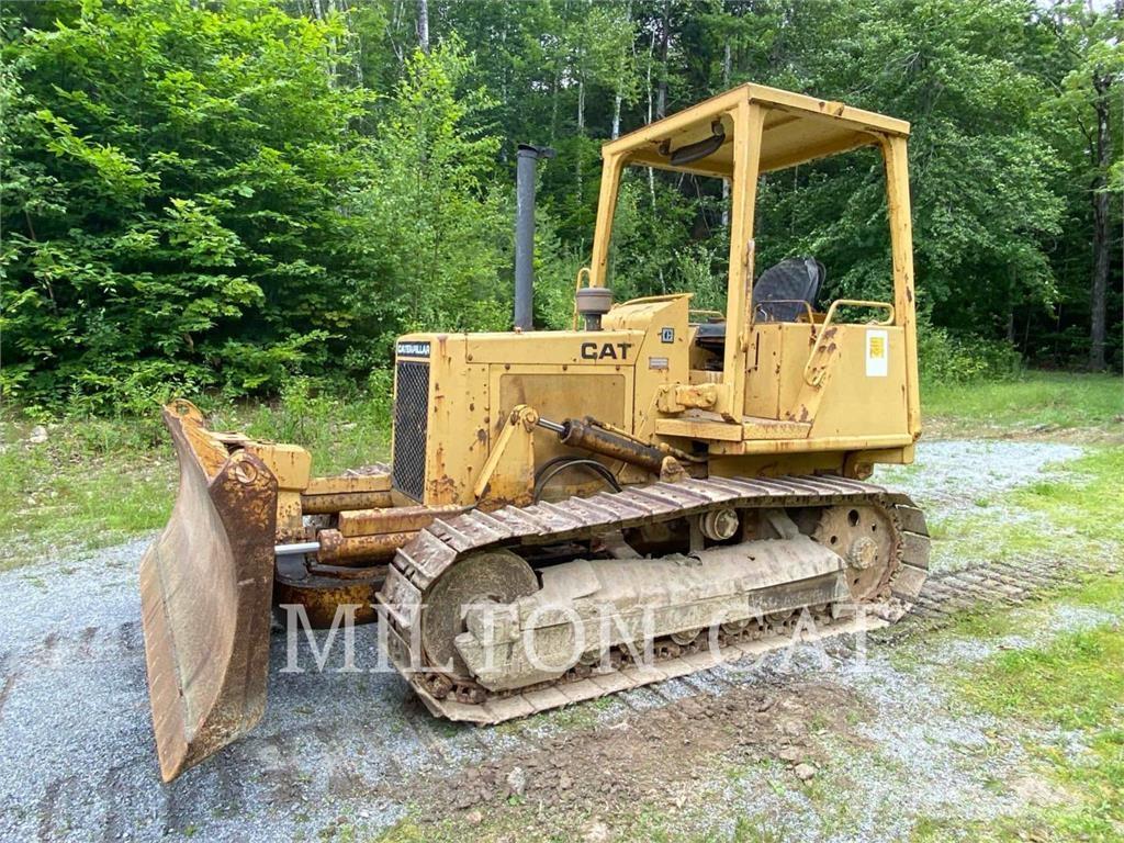 CAT D3B Telaketjupuskutraktorit
