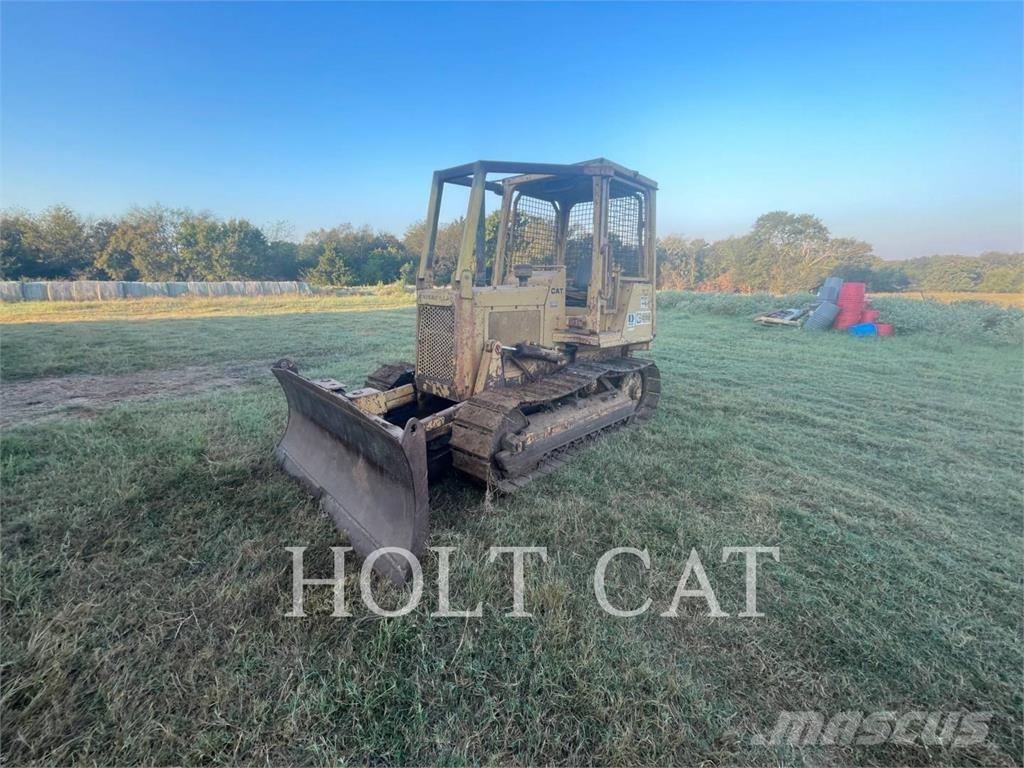 CAT D3B Telaketjupuskutraktorit