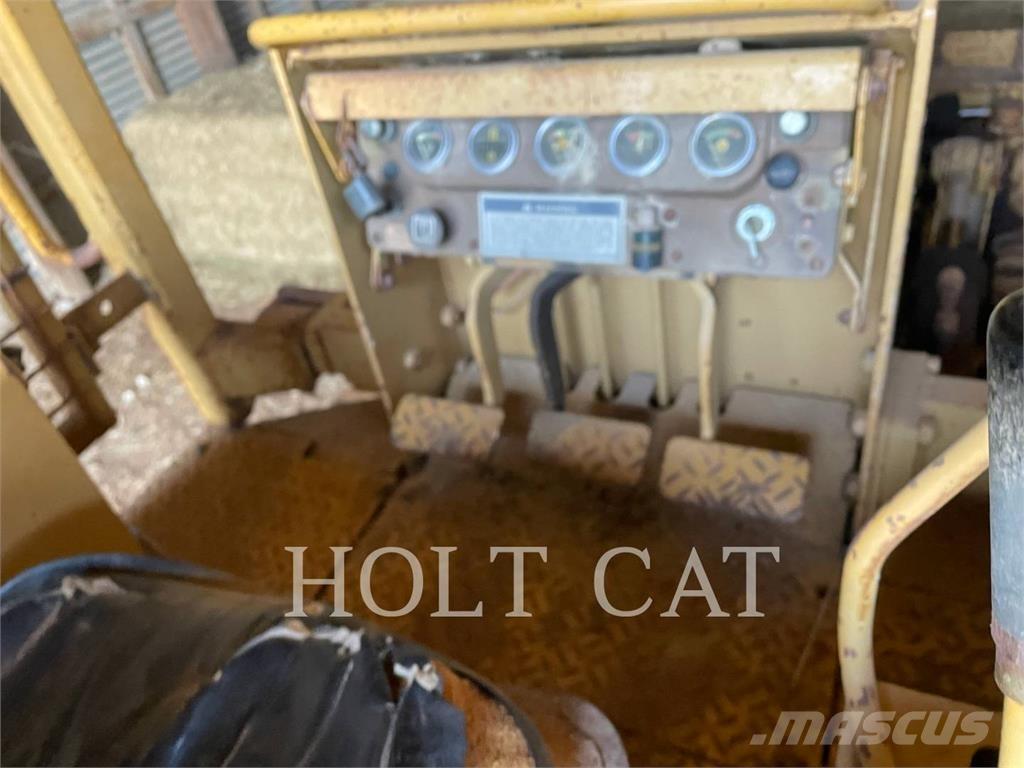 CAT D3B Telaketjupuskutraktorit